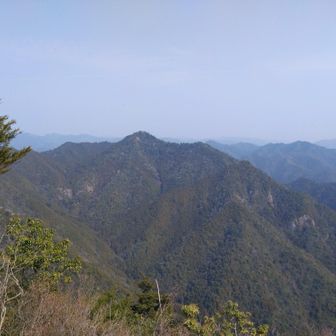 七種は後ろの稜線と重なり、いかり肩