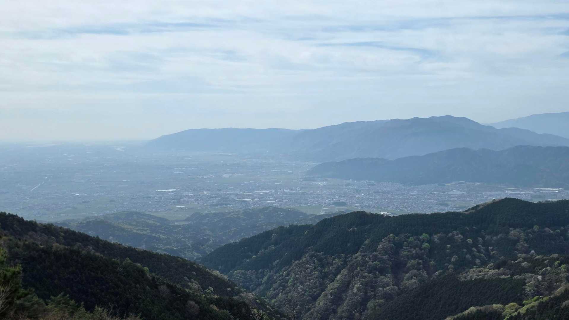 下山中に開けた所から一枚。前回登った養老山地かな？