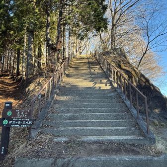 この階段を登ります
