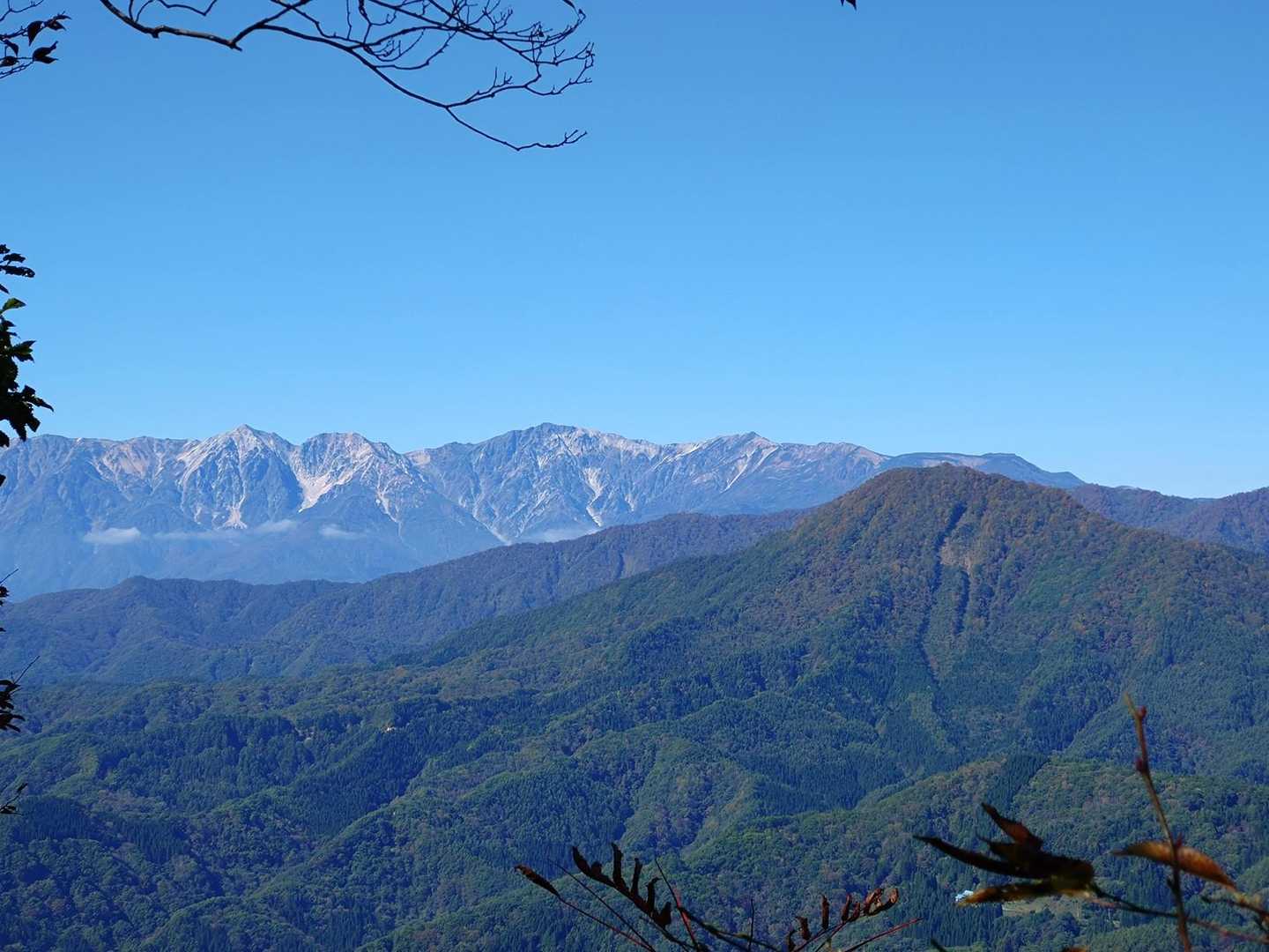 前岳から見る「白馬三山」と「小蓮華山」、右手前は今日行こうか迷った「一夜山」（こっちに行った方が良かったな〜💦）