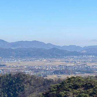 何度も見てしまいます
赤城山
この見晴らしの良い場所で、素敵な方にお会いして、山談義で花が咲きました。
大小アルプスが大好きで、よく登られるそうです。山愛にあふれる方でした。
百名山を目指して頑張っていだそうですが、10年前に怪我をして、10年間、大きな山に登れないでいたそうです。少しずつトレーニング登山を再開され、
今年の7月に百名山の100座目としてトムラウシを登頂されたそうです。喜びを噛み締めた笑顔がとても素敵な方でした。

この先に休憩所があると教えられました。