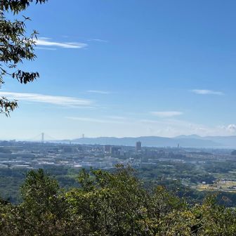 雄岡山山頂からの眺め　淡路島西海岸と明石大橋見えます