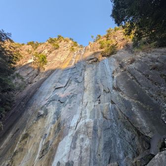 行縢の滝は水量が少なかったけど規模がすごい