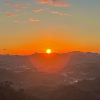 有馬富士周辺の金比羅山、城ヶ岡、加茂山の山道を開拓、整備されている方と陽が昇るまでの間談笑☺️
大変お世話になっております🙇‍♂️💦