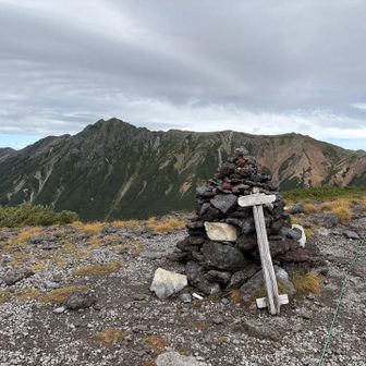 祖父岳山頂からの水晶岳、右側の稜線歩きました