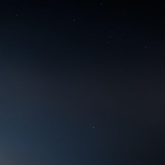微かに現れた星空。