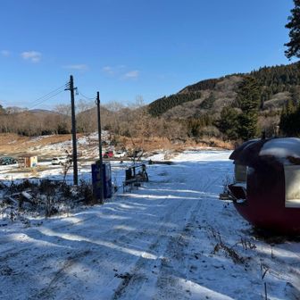 やはりまだ、溶けてない😓💦
この後、駐車場から一般道路に出る時の上り坂でハラハラ🚗💨
スノータイヤでよかった。