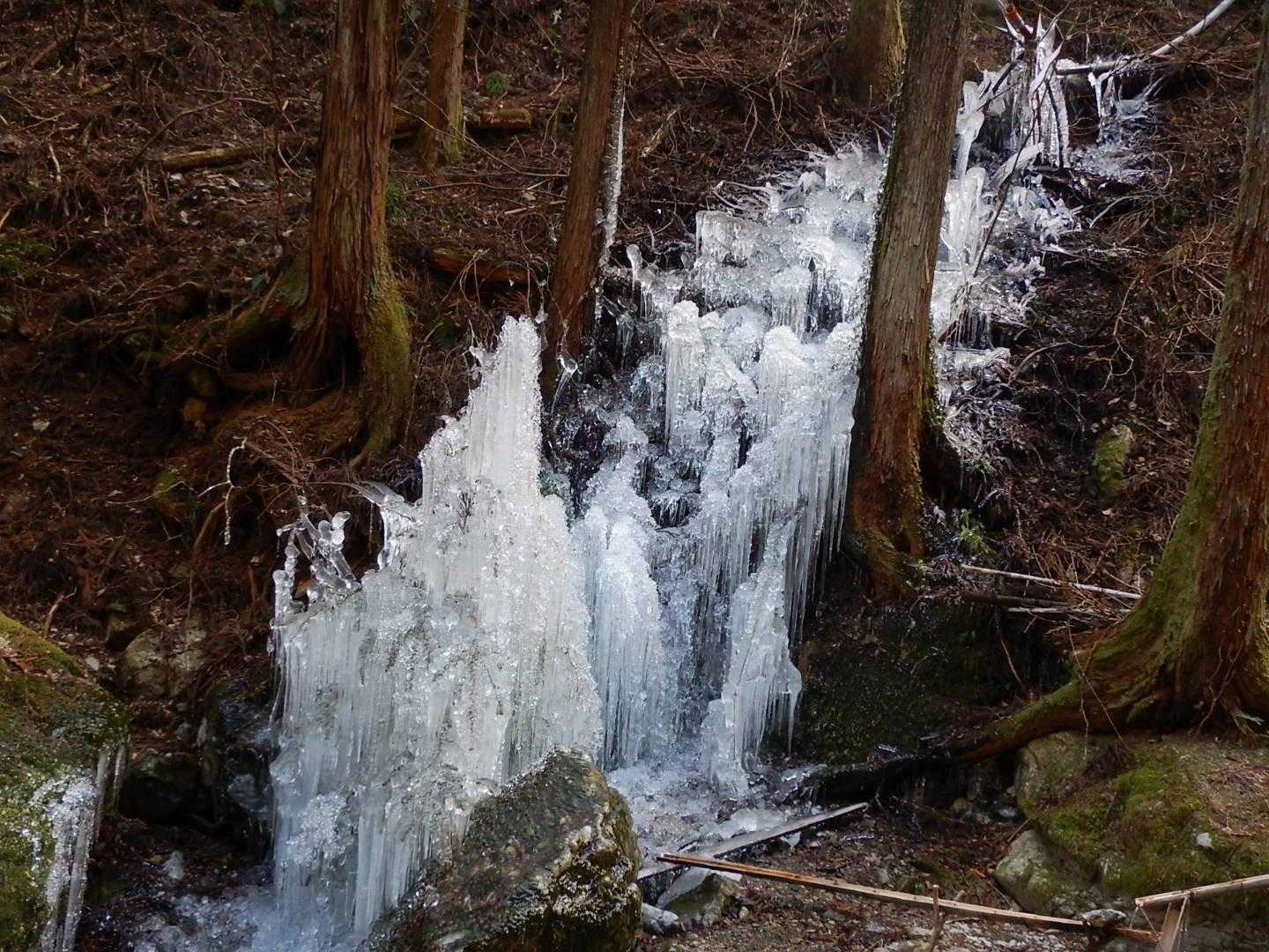 途中に人工の氷柱が