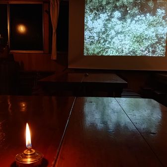 ランプの灯りと山のスライド🕯️静かに更けていく山小屋の夜🪔