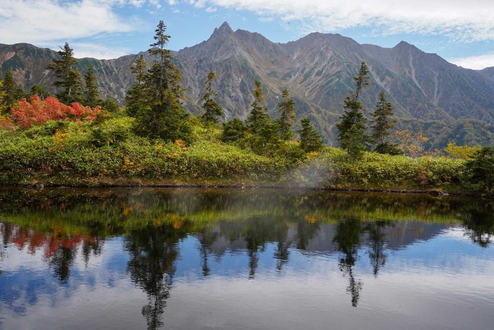 双六岳 | なだらかな山頂の彼方にそびえる槍ヶ岳の鋭峰は人気の絶景・天空の滑走路の写真