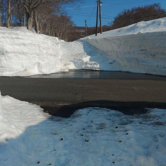 車道に着きましたが、地蔵沼の駐車場はまだ除雪されていませんです
