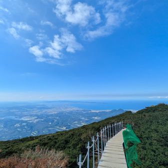 下り道。
遠くにかすかに見えるのは、ひょっとして隠岐の島？
