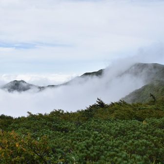打ち寄せる雲