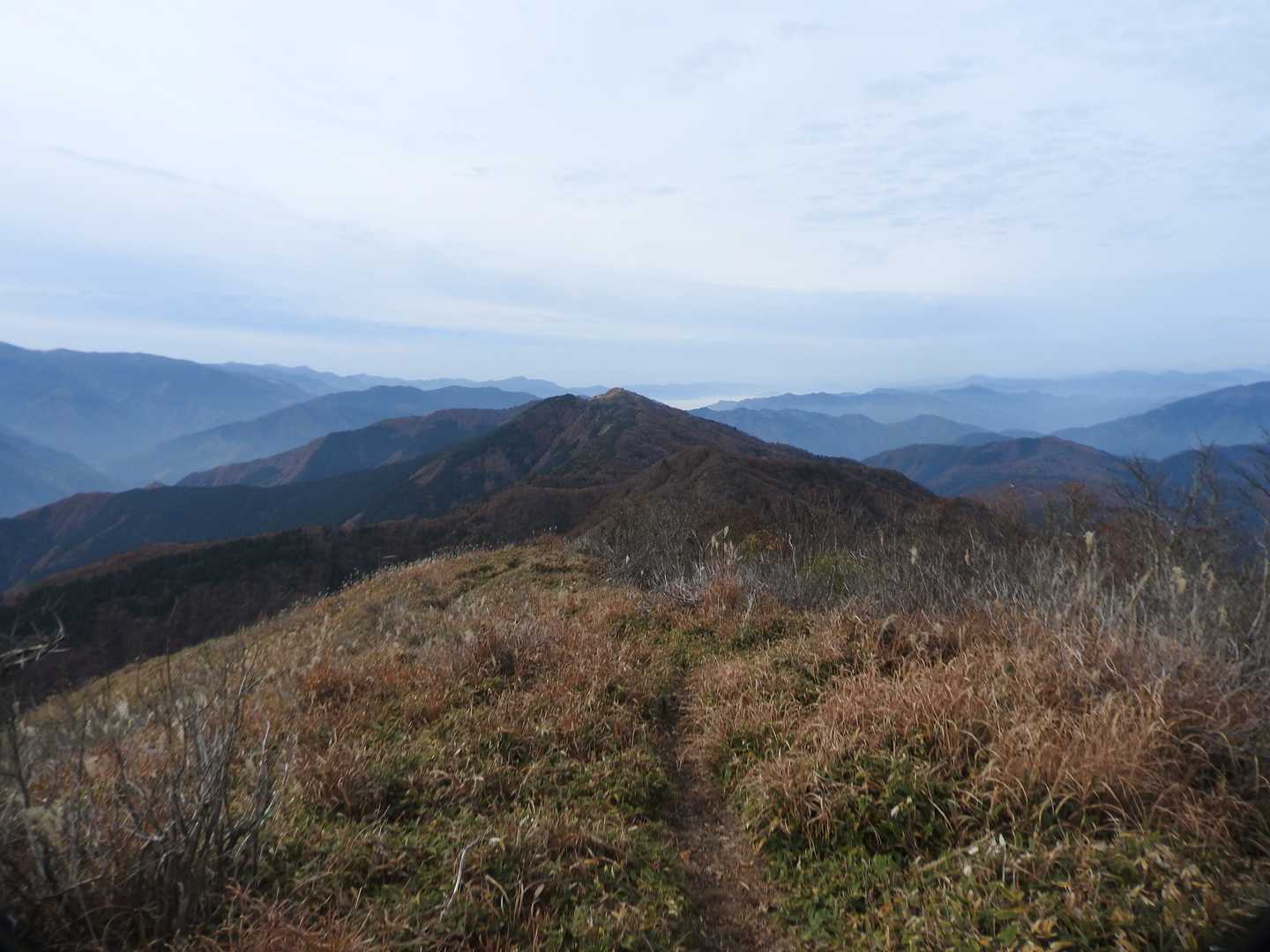前烏帽子山から見た寒峰