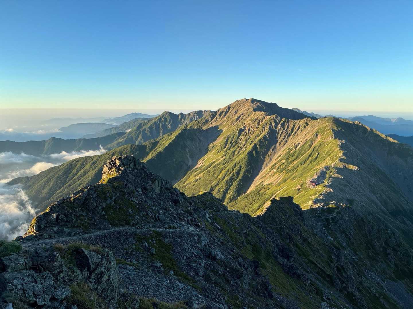 間ノ岳までの稜線^_^
こらが天空の散歩道か。
最高かよ！