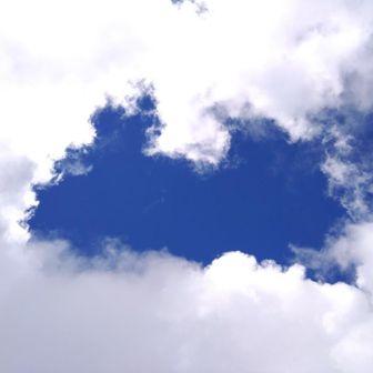 ガスが出てきていますが、青空も見えます。