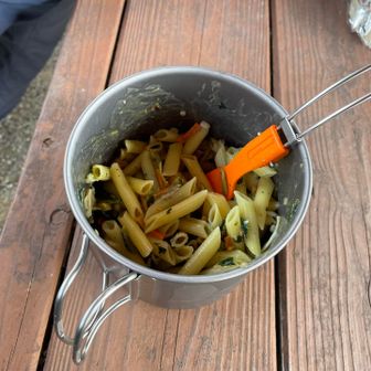 今日の山頂メシは…創作パスタとパン色々です🍞