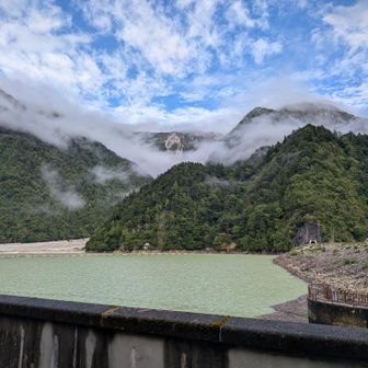 ダム湖まで来ました。晴れてきた！