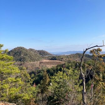 何か広い場所が。山に登るといろいろ発見が。