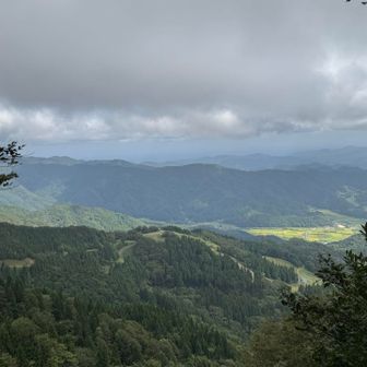 山頂からの眺望。ガスガスではなくしっかり眺望が見えます。しかし雲☁️多め。