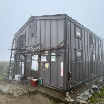 本山小屋に到着。そのまま山頂へ。