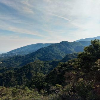 振り返るとこれまで辿ってきた峰々も見えます。
