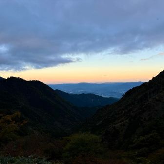 東海地方は全面的に晴れって言ってたのに上空だけ厚い雲に覆われている…