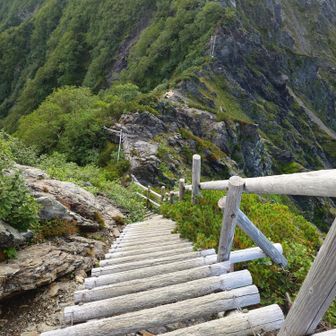 で、急なはしごもあります。後ろ向きになって下ります。