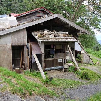徳本峠小屋は、大正12年に上高地温泉ホテルが借地して開設した北アルプスの歴史ある山小屋です。昭和初期に上高地へ車道が通じる前まで、松本方面から上高地へ入る唯一のメインルート（クラシックルート）の要衝として、多くの登山者や著名人に利用されてきた。
らしいです。
今季営業は10月13日まで