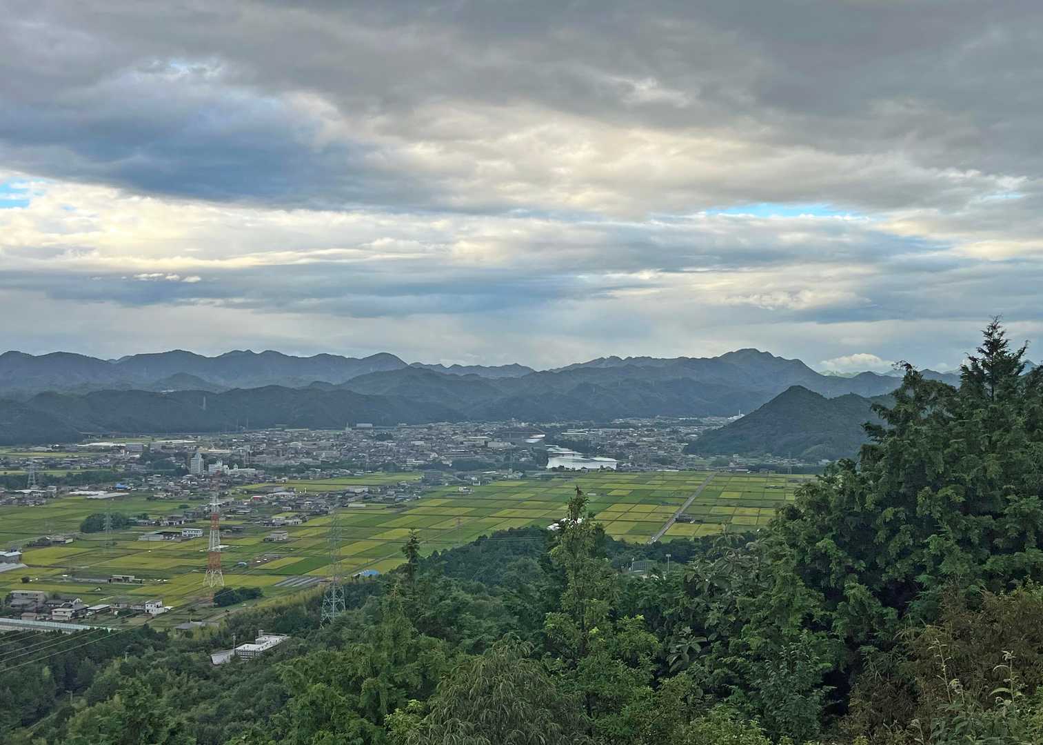 麓のモザイク模様だけが、ひとり鮮やかであった。