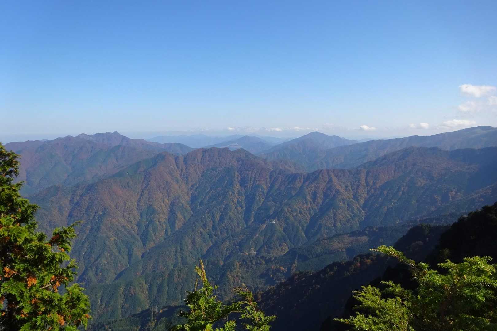 獅子舞の鼻〜東赤石山迄くっきり
しばし休憩して