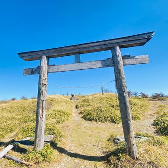 古くから「鉢伏権現」として親しまれてきた山岳信仰の霊場で、周辺には摩利支天の石像なども祀られている場所
松本と岡谷の人達が雨乞いをしたとか。
