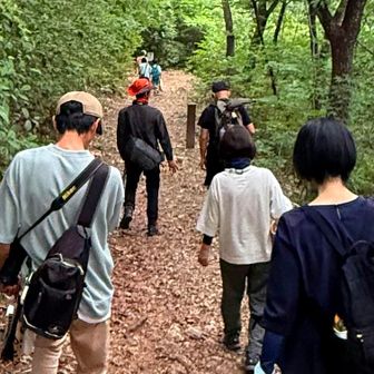                         6人で下山したあとは
                             みんなで鳥活🤭

           「今日はカワセミ、どこにいるかな〜？」
                         と探してみましたが、
           飛んでいる姿を見るだけで撮影はできず💦

                        そんな中、吉宗さんは
          今朝届いたばかりの超望遠ズームレンズで
                    カワウをしっかりキャッチ📸✨

                            さすがでした👏
