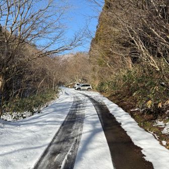 駐車場より少し下に車を停めて出発。
自分以外の人は普通に駐車場にたどり着いてるんだよなぁ。車格の差かな。