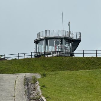 スキー場を登ると萩太郎山の展望台です