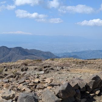 月山の右には鳥海山が