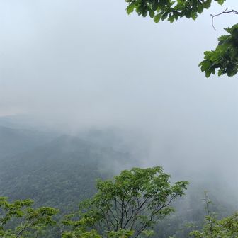 展望所から撮る。雨が降りだしそうな天気でした。