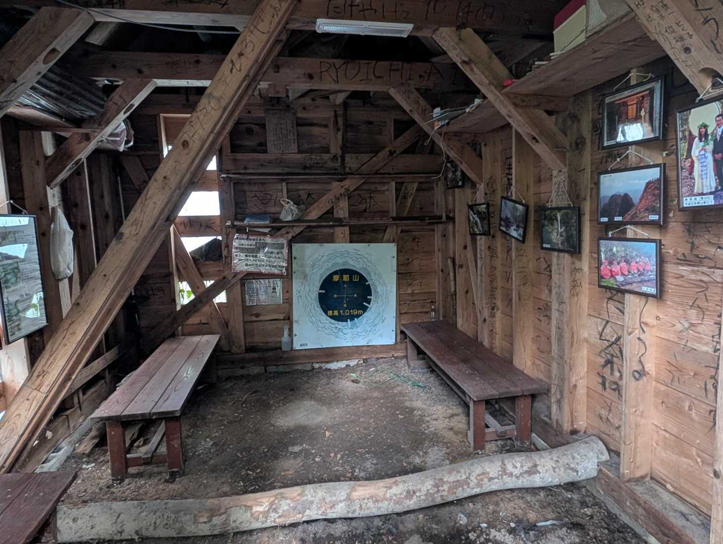 なかはとても綺麗でした。
写真が飾ってたり、摩耶山の歴史など書いたボードがあったり。
開山祭の摩耶姫の写真もありました。今もやるのかな？
