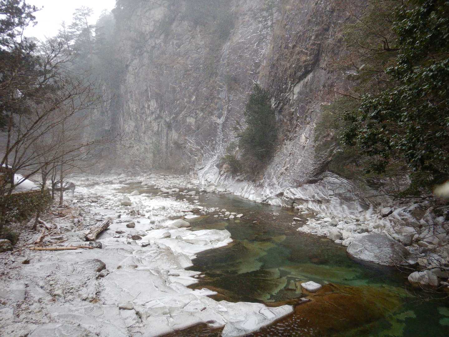 河原はうっすら雪化粧