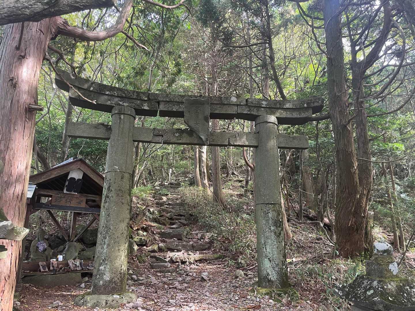 金泉寺登山口発着｜山岳信仰の史跡をたどる国見岳 往復コースの写真