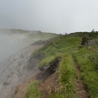 雷が鳴り出しました⚡️

午後から降る予報、急いで下山しなきゃ💦
でも路面が超スリッピーでノロノロ降りました😓