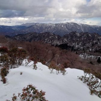 遠くに竜ヶ岳の峰