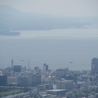 山頂の展望あずまやから宍道湖を望む。　昨日の和久羅山と似ている構図だが少し高くて遠い。
