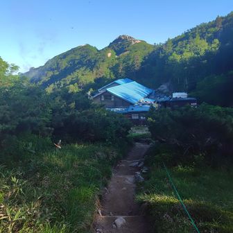 鳥帽子小屋到着、奥は鳥帽子岳