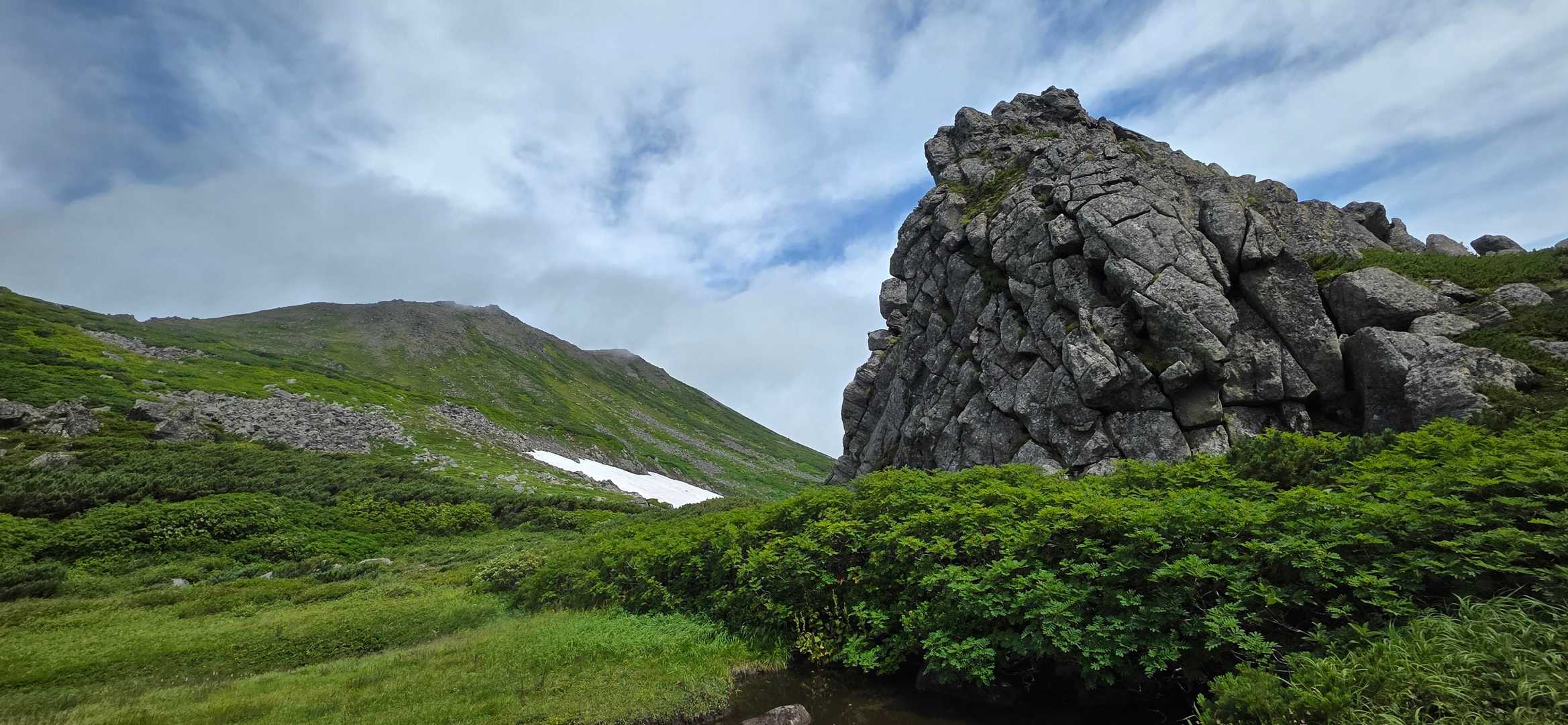 トムラウシ山往復 | 沢沿いと岩の庭園に心癒される神々の遊び場の写真