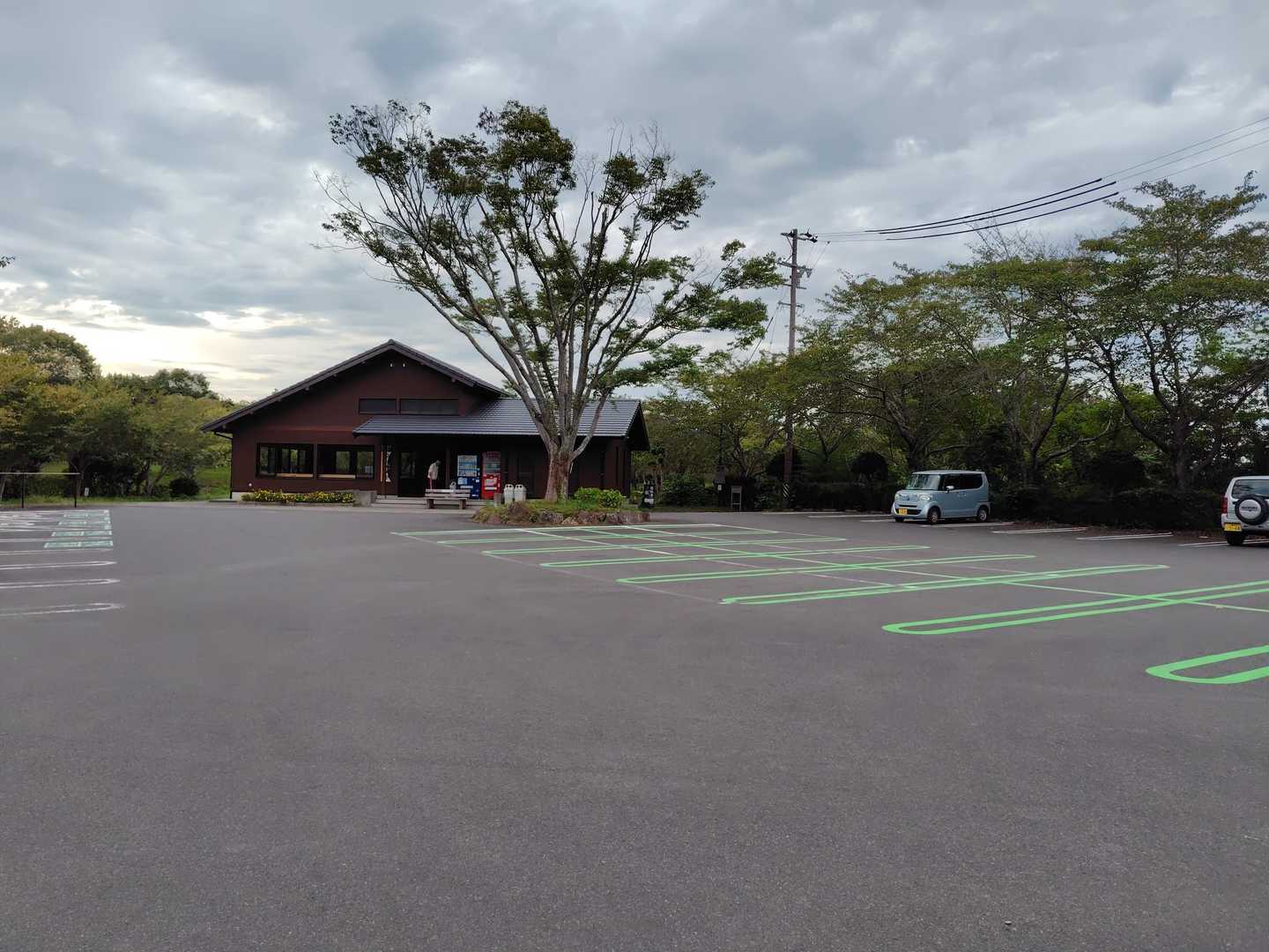 横山展望台駐車場
帰りに撮りました。
６割ぐらい止まっていたのですが少なくなっていました。