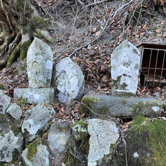右のお地蔵さんは優しい顔しています
歴史を感じます🙏
