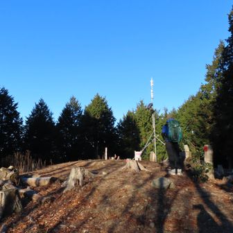 高山登頂～。眺望は無し。寒い🥶