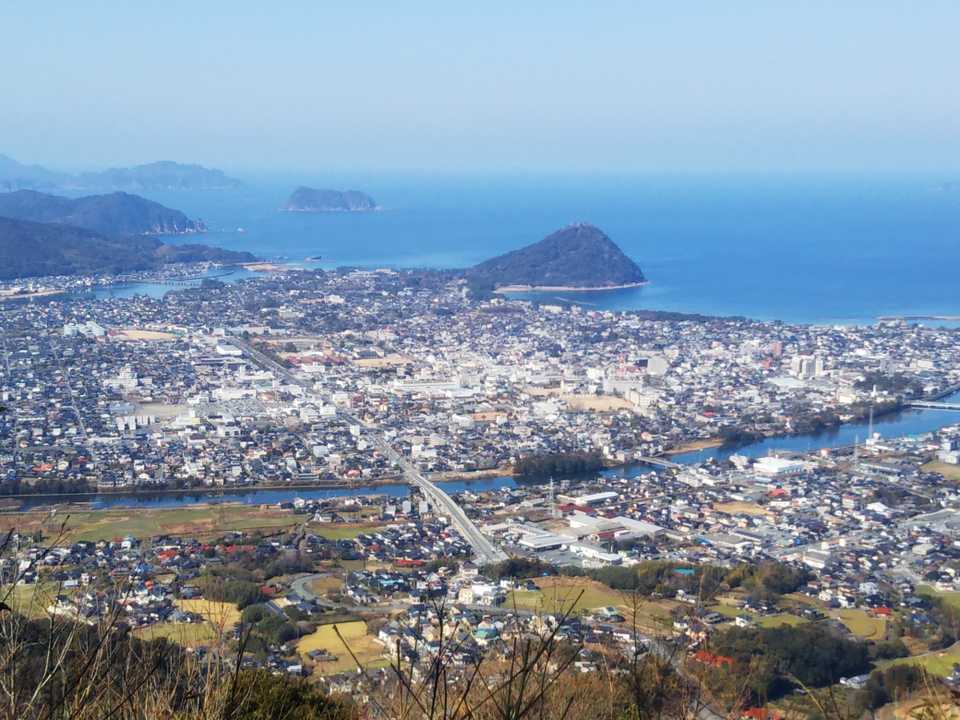 山頂からは、萩市を見下ろせます。
遠くに、先日登った指月山