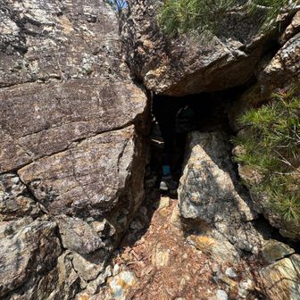 くぐり岩